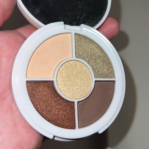 I Heart Revolution Chocolate Dipped Donut Eyeshadow Palette Only swatched - Picture 4 of 4